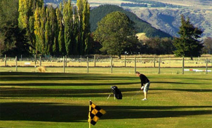 9 OR 18 HOLE GOLF WITH TRUNDLER & CLUB HIRE - FRANKTON GOLF CENTRE