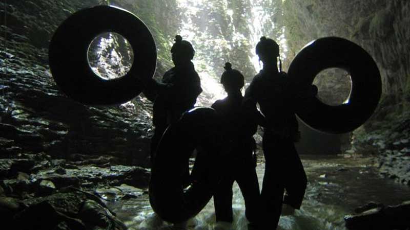 kiwi cave rafting waitomo caves black water rafting tubing rock climbing glow worms