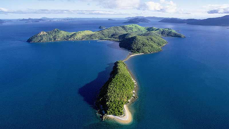 Deluxe Catamaran Sailing Adventure with resort accommodation on South Molle Island. Explore the Whitsundays!