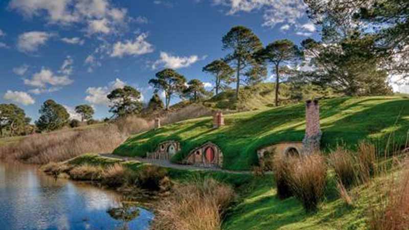 Take a journey deep into the heart of the North Island with a captivating guided tour of some of the best tourist attractions in New Zealand! Come with us on a luxurious adventure discovering the real Middle-Earth on this unforgettable and enchanting experience!