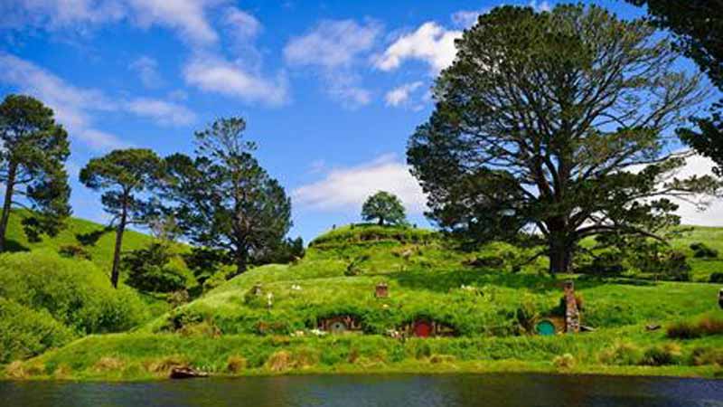 Take a journey deep into the heart of the North Island with a captivating guided tour of some of the best tourist attractions in New Zealand! Come with us on a luxurious adventure discovering the real Middle-Earth on this unforgettable and enchanting experience!