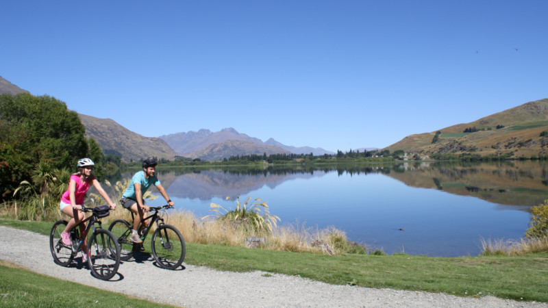 Discover the Queenstown Trail and its spectacular lake, river and mountain scenery with a day's mountain bike hire!