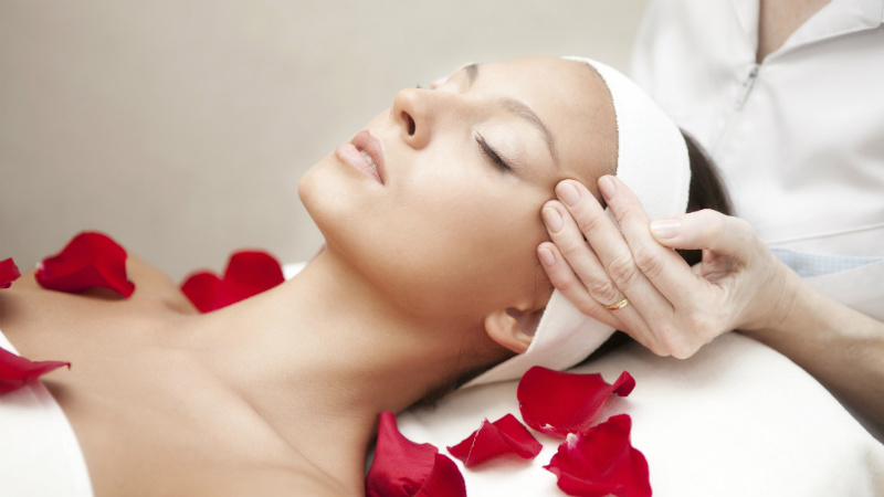 Treat yourself to 80 minutes of pure facial heaven with this luxurious ‘Escape From Aging Facial Massage’ that includes deep cleansing and exfoliation and a heavenly massage to the face and the upper body.