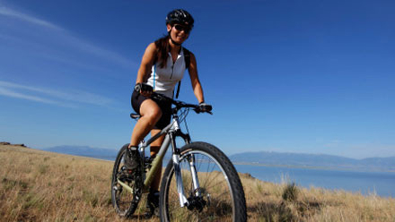 Explore Queenstown in your own time and cruise around on a quality bike from Select Bike Hire. Enjoy the freedom and flexibility while you take in the beautiful lakeside and mountain scenery. 