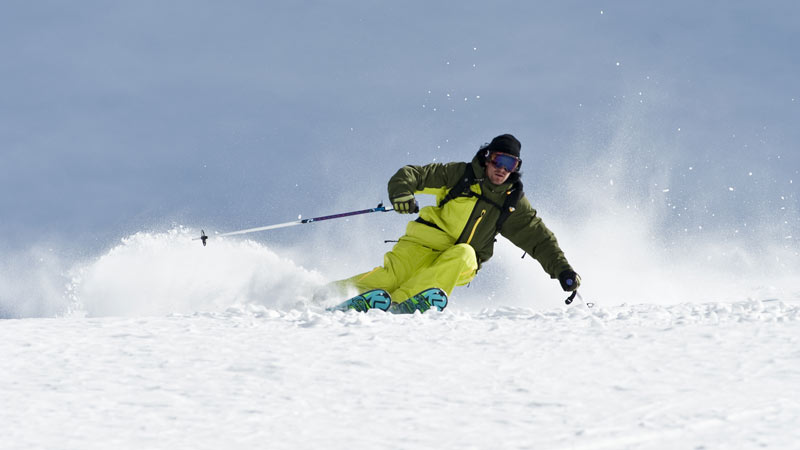 Keep a clever eye on your budget and book our Standard Ski & Boot rental package. 