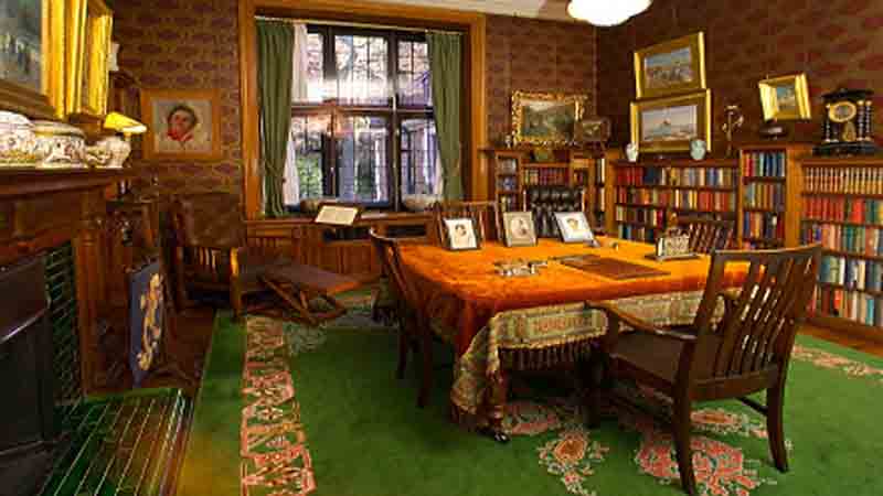 Built in 1904 for wealthy businessman and collector Mr. David Theomin, Olveston historic home is a treasure trove of fine art and artefacts purchased from all over the world.