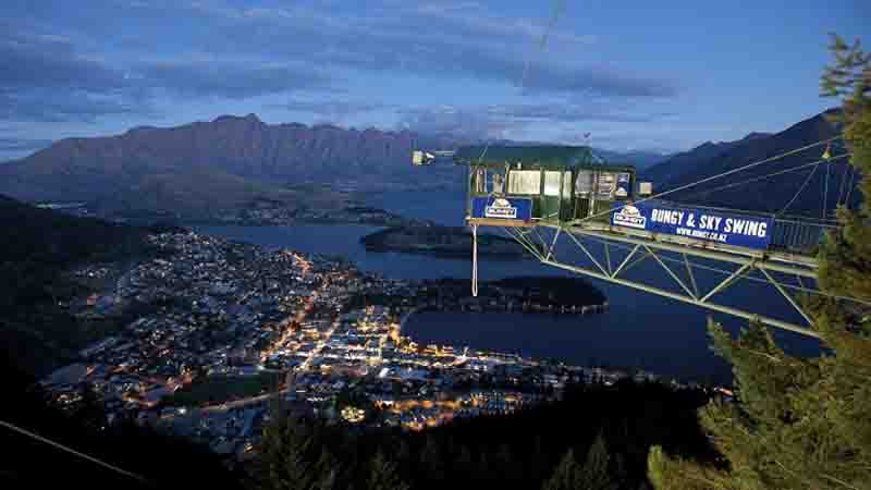 AJ Hackett Bungy are the masters of thrills and adrenaline pumping excitement. Let your adventurous side shine with a dive into the darkness – 400 metres above Queenstown!