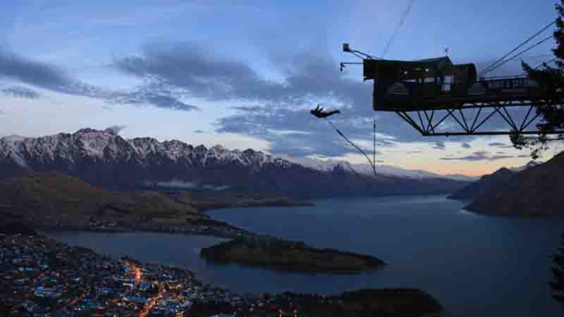 AJ Hackett Bungy are the masters of thrills and adrenaline pumping excitement. Let your adventurous side shine with a dive into the darkness – 400 metres above Queenstown!
