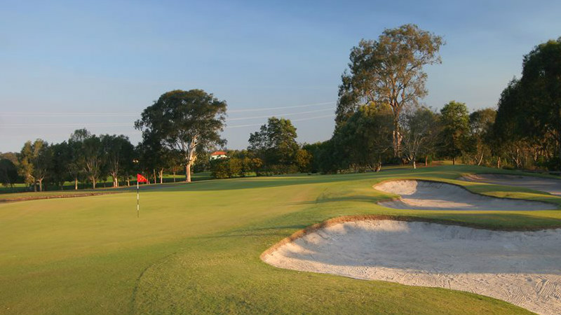 Play a round on the green of one of Australia’s top ranked resort courses. Palmer Gold Coast lies on 65 hectares of native wood, boasting picturesque fairways of gum trees, eucalyptus, lakes, ponds and native fauna. It is a 6078 meter, 18 hole, Par 71 championship golf course (Aust Course Rating 72), designed by the Marsh/Watson team.