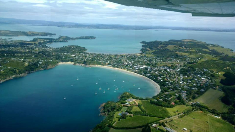 Buzz around Waiheke Island on a thrilling 25 minute scenic flight and truly appreciate the beauty of the Hauraki Gulf.