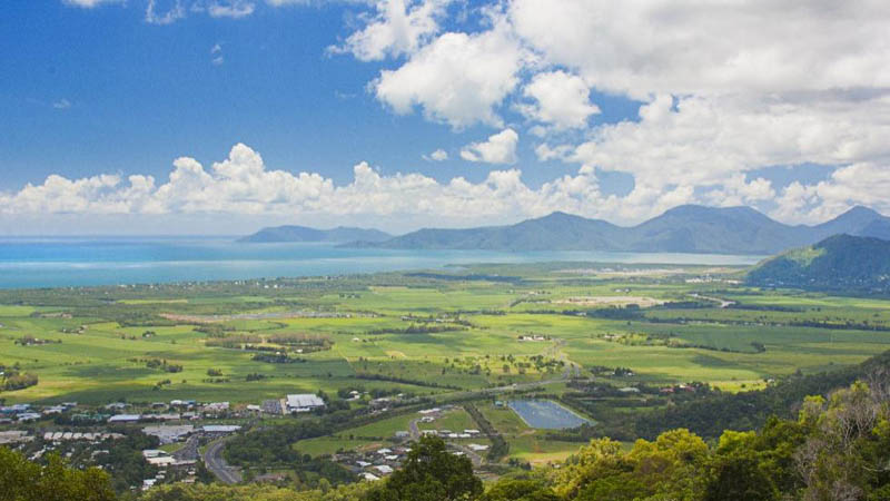 Go off the beaten track and discover mountains, dazzling gardens, amazing wildlife and indigenous culture on an incredible tour of Cairns!