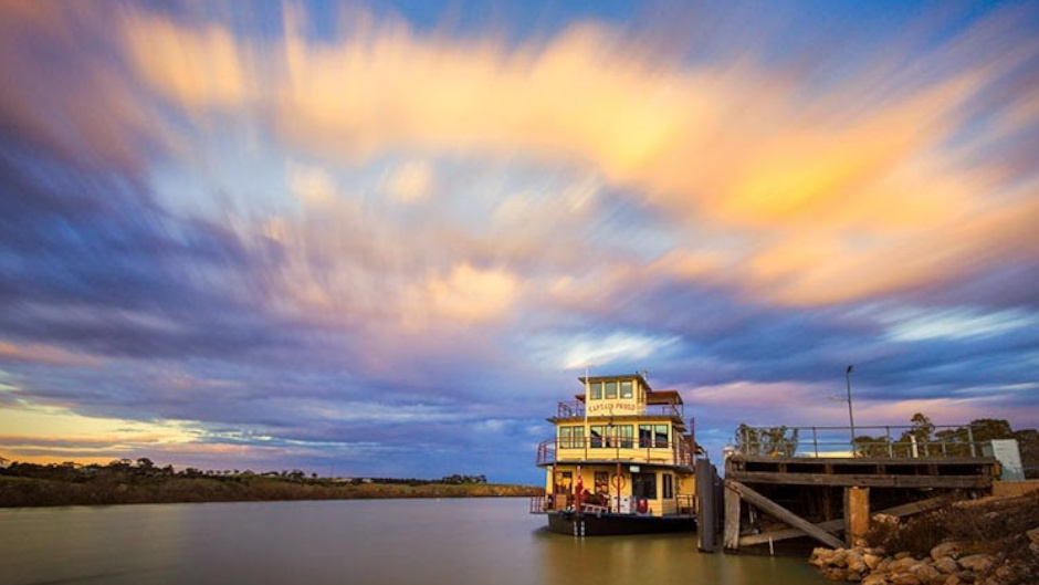 Discover the beautiful Adelaide Hills and enjoy a Murray River cruise with lunch included!
