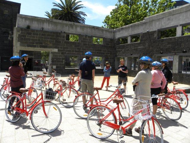 Discover the heart of Melbourne on this full day bike hire!
