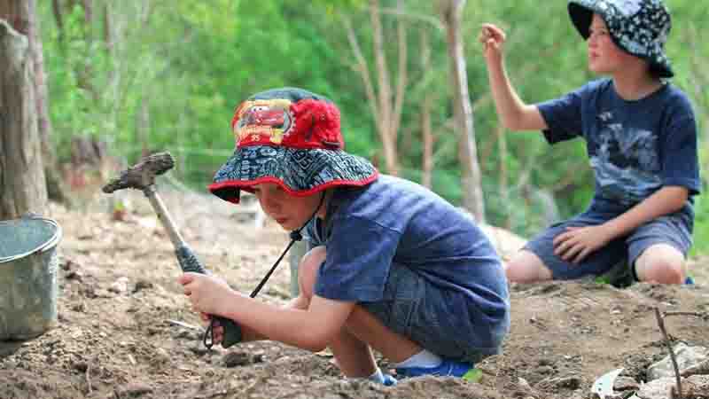 Unearth a 200 million year old mystery and explore the treasures of the past with a Thunderegg Fossicking activity that’s suitable for the whole family!