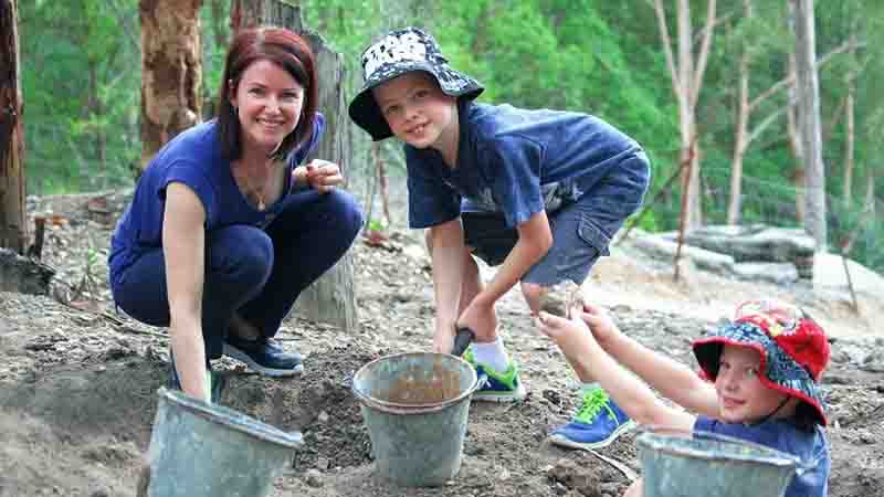 Unearth a 200 million year old mystery and explore the treasures of the past with a Thunderegg Fossicking activity that’s suitable for the whole family!