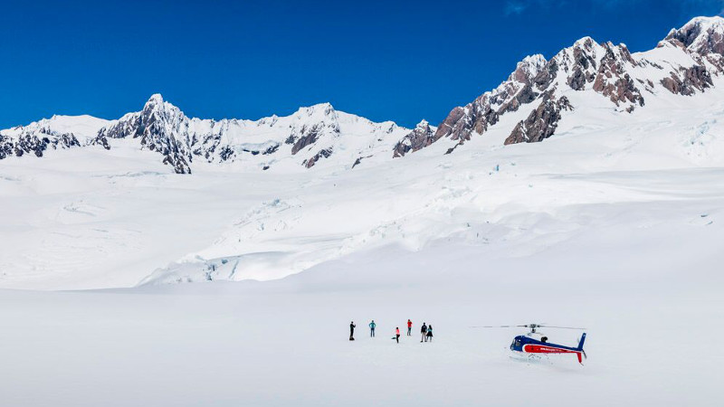 Take to the skies on a thrilling helicopter flight over the Franz Josef or Fox Glaciers!
