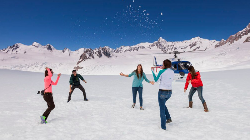 Take to the skies on a thrilling helicopter flight over the Franz Josef or Fox Glaciers!
