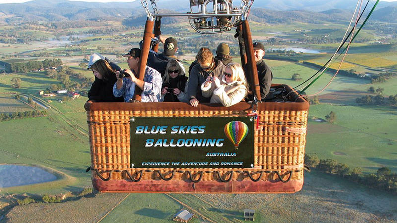 Universeel Minimaal Volwassenheid Yarra Valley Hot Air Ballooning Experience - Blue Skies Ballooning - Epic  deals and last minute discounts