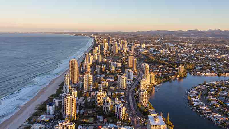 SkyPoint Observation Deck, situated on top of the Q1 building in Surfers Paradise, provides breathtaking panoramic views of the Gold Coast from a height of 270 meters above sea level. Its elevated location allows you to appreciate the city skyline from a single spot while indulging in a delectable meal or a distinctive cocktail at the Gold Coast's highest Bistro+Bar, located on the 77th level.