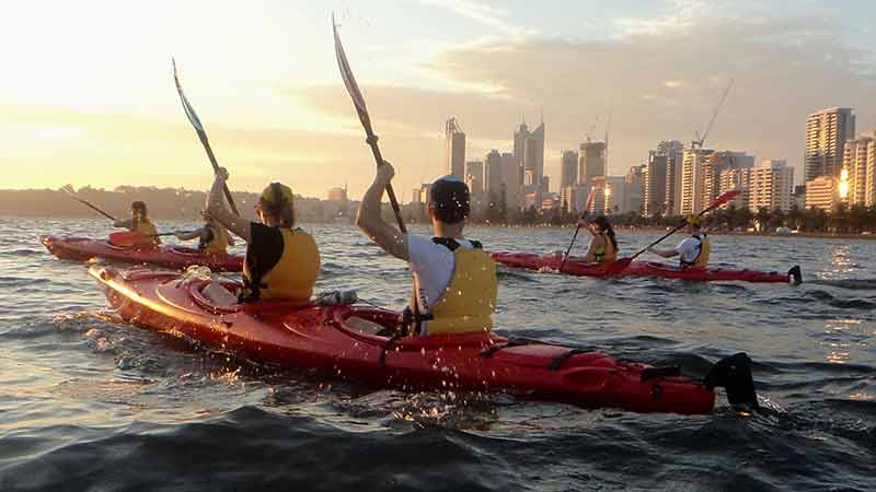 Discover the vibrant city of Perth from a totally new perspective with a fully guided sunset kayaking tour!