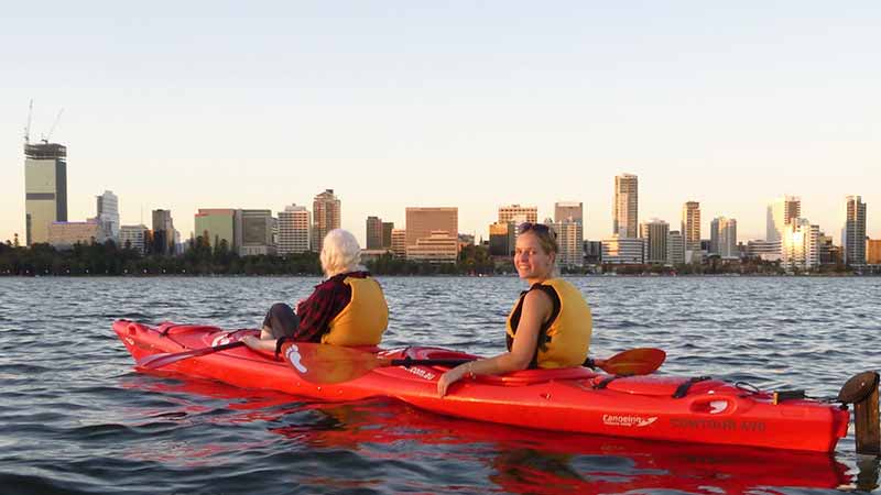 Discover the vibrant city of Perth from a totally new perspective with a fully guided sunset kayaking tour!