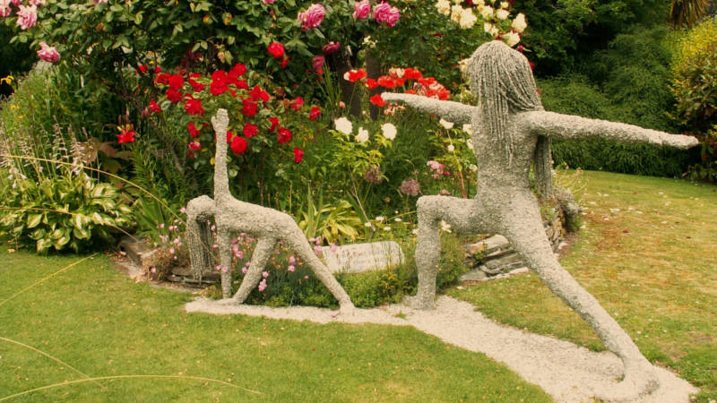 Situated on the beautiful Lake Wakatipu, this stunning garden boasts hundreds of different flowers in full bloom and a collection of water features, fish ponds, sculptures, interesting varieties of birds like peacocks and a unique house like in a fairy tale.