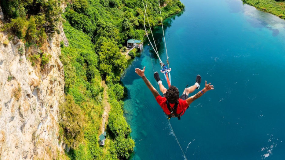 Experience the fun and thrills of the Taupō Swing – an exhilarating giant swing over the Waikato River. 