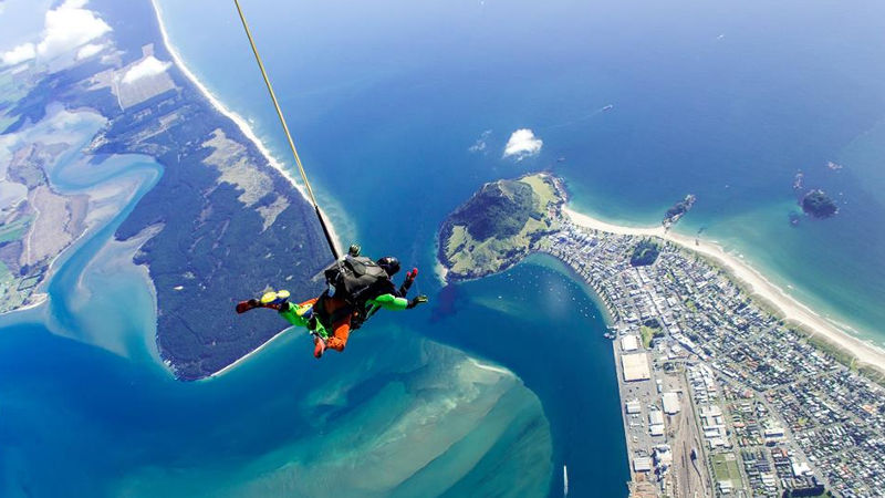 Experience the most exhilarating and fun way to discover Tauranga from high up above with our exciting 10,000ft skydive! 