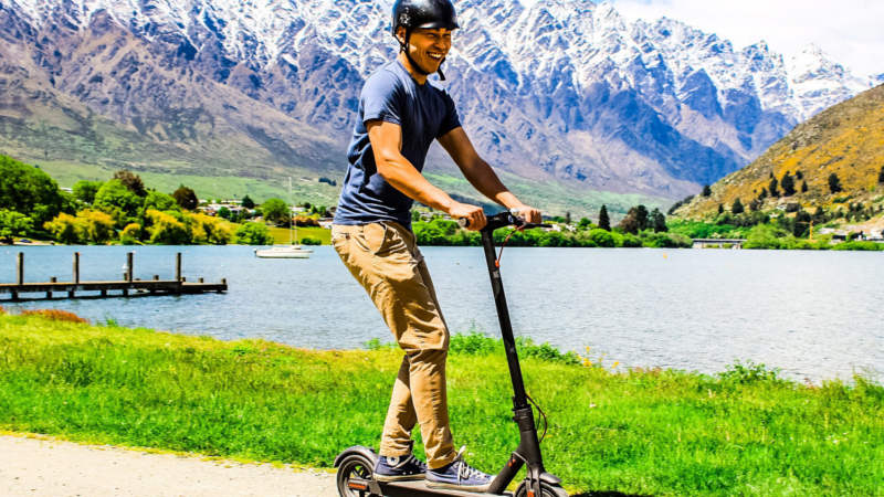 Explore around the nearby parks or gardens or cruise along Queenstown's stunning Lake Wakatipu at your own pace – the choice is yours!