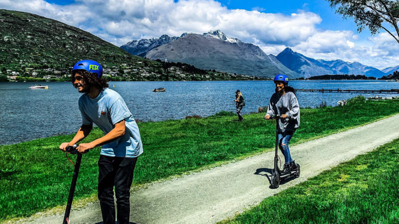 Explore around the nearby parks or gardens or cruise along Queenstown's stunning Lake Wakatipu at your own pace – the choice is yours!