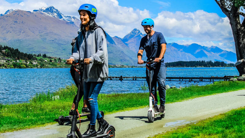 Explore around the nearby parks or gardens or cruise along Queenstown's stunning Lake Wakatipu at your own pace – the choice is yours!