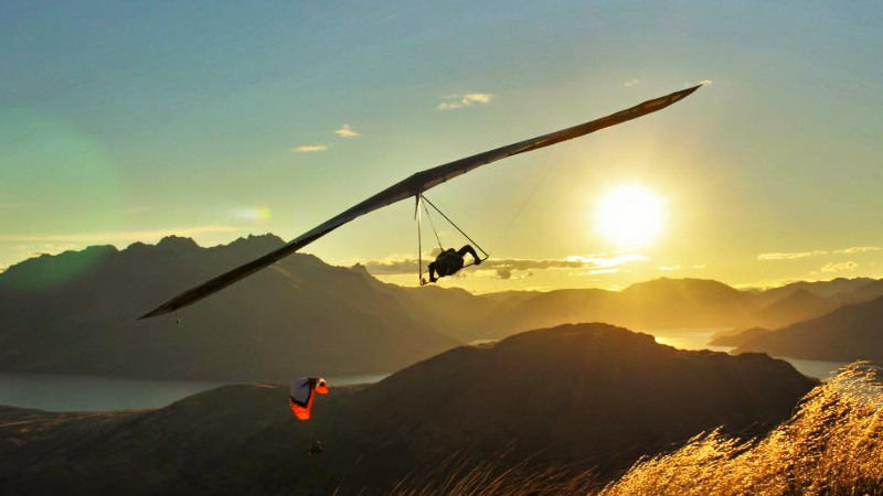 Glide over the spectacular scenery of the Central Otago region on an exciting Hang Gliding Aerotow flight!