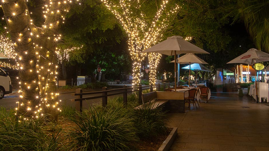 Hit up the famous Hastings Street in Noosa Heads for an evening of luxury restaurants and bars with a buzzing beach vibe! 
