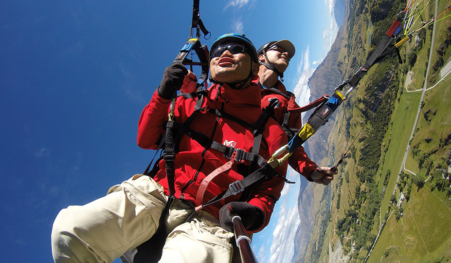Join the finest tandem paragliding adventure in Queenstown and experience the thrill of flying!