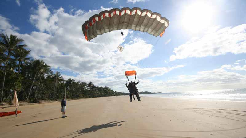 Attention thrill-seekers! Jump in a warm, tropical environment. Over 60 seconds of free fall over the magical Mission Beach, landing on the golden sand beach!