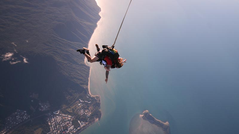 Attention thrill-seekers! Jump in a warm, tropical environment. Over 60 seconds of free fall over the magical Mission Beach, landing on the golden sand beach!