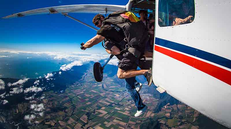Attention thrill-seekers! Jump in a warm, tropical environment. Over 60 seconds breathtaking views of the Great Barrier Reef, the oldest WORLD HERITAGE RAINFORESTS and the city of CAIRNS.
