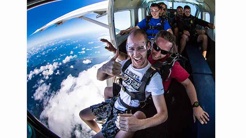 Attention thrill-seekers! Jump in a warm, tropical environment. Over 60 seconds breathtaking views of the Great Barrier Reef, the oldest WORLD HERITAGE RAINFORESTS and the city of CAIRNS.