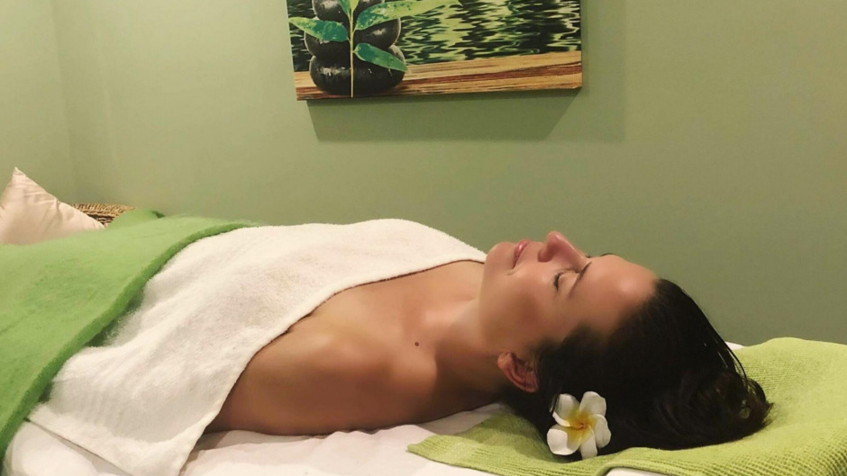 Relax and unwind with this indulging massage and facial day spa package in the heart of Cairns... 