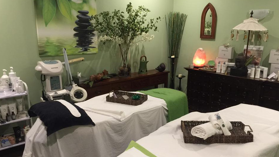 Relax and unwind with this indulging massage and facial day spa package in the heart of Cairns... 